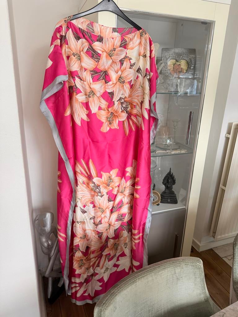 Chic Me Kaftan Roze Satijnlook met Sjaal maat 52/54, Ophalen of Verzenden, Nieuw, Roze, Jurk