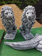 Leeuwen links en rechts kijkend 53cm hoog.