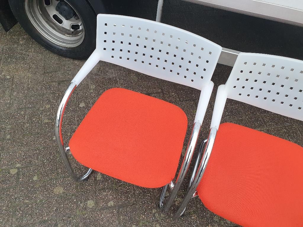 Vitra Visavis design stoel oranje + wit (np 535 euro ps) 2x, Huis en Inrichting, Stoelen, Vitra, Twee, Stof, Wit