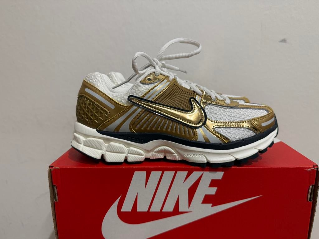Te koop nieuwe Nike Zoom Vomero 5 gold maat 36.5, Kleding | Dames, Schoenen, Postlaan 3, Nieuw, Ophalen of Verzenden, Sneakers of Gympen