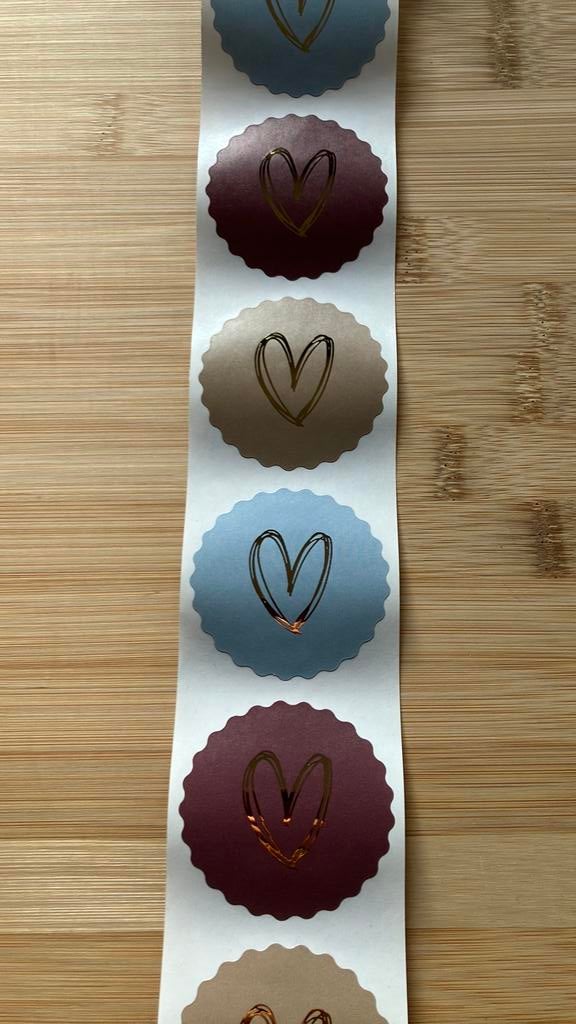 30 stickers kartelrand met goud hartje, Diversen, Cadeaupapier, Ophalen of Verzenden, Nieuw