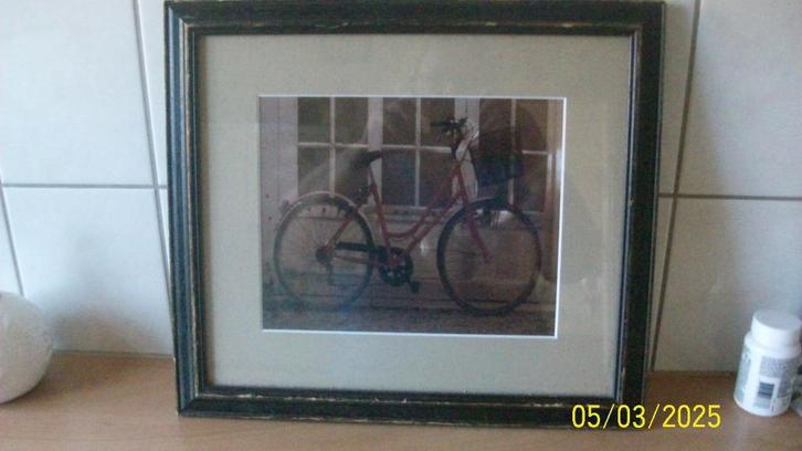Foto rode fiets ingelijst in brocante lijst, Huis en Inrichting, Woonaccessoires | Schilderijen, Tekeningen en Foto's, Zo goed als nieuw