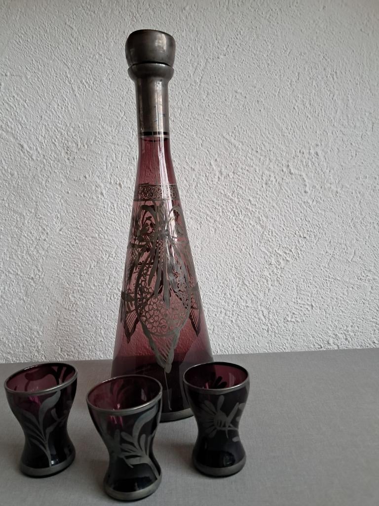 Amethistkleurige karaf met zilveren overlay en 3 bijpassende, Antiek en Kunst, Ophalen