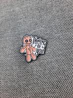 1 pin van een Voodoo poppetje te koop, Verzamelen, Speldjes, Pins en Buttons, Ophalen of Verzenden, Nieuw, Overige onderwerpen