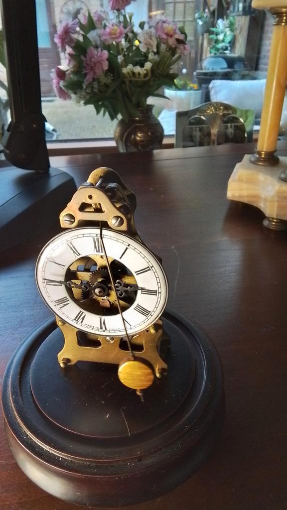 Antieke skeletklok onder glazen stolp Spillegang, Antiek en Kunst, Antiek | Klokken, Ophalen of Verzenden