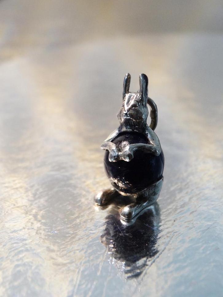 Zilveren paashaas bedel met geslepen amethistbal, Sieraden, Tassen en Uiterlijk, Bedels, Gebruikt, Overige merken, Zilver, 1 bedel