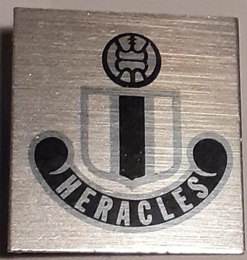 Heracles-clubspeld (vierkant-groot model), Verzamelen, Verzenden, Zo goed als nieuw, Sport, Speldje of Pin