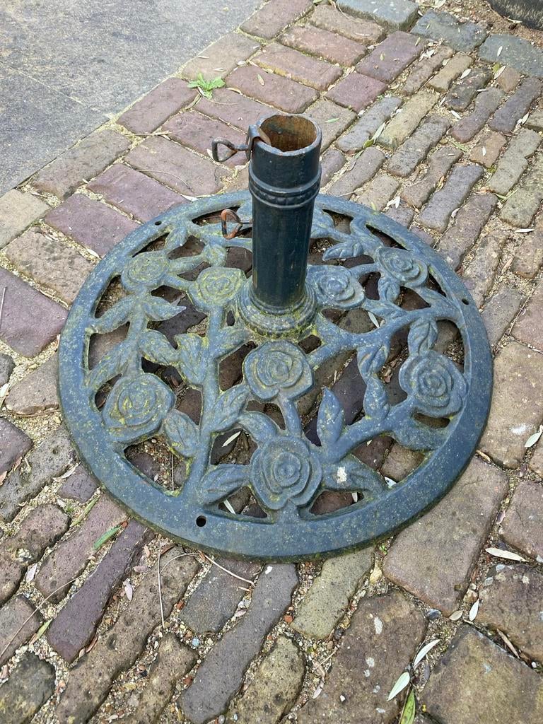 Decoratieve Parasolvoet van Gietijzer met Rozenmotief, Ophalen of Verzenden, Gebruikt, Minder dan 1 meter, Parasolvoet