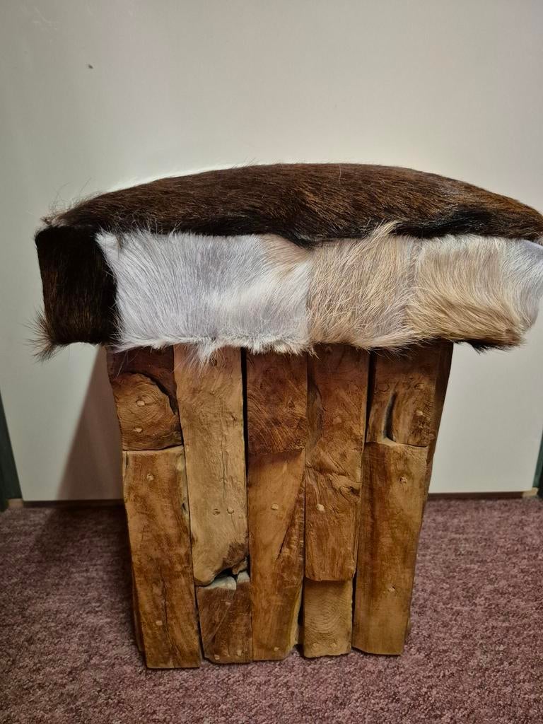 Massieve kruk met geitenvacht., Huis en Inrichting, Banken | Voetenbanken en Poefen, Ophalen, Rechthoekig, Minder dan 50 cm, Minder dan 50 cm