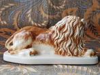 Mooi antiek Engels porselein beeldje van een leeuw 20,5 cm., Antiek en Kunst, Antiek | Porselein, Ophalen of Verzenden