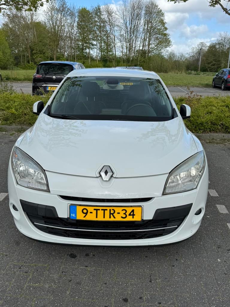 Renault Mégane 2.0 16V 103KW HB CVT 2010 Wit, Auto's, Renault, 4 cilinders, Wit, 14 km/l, Grijs