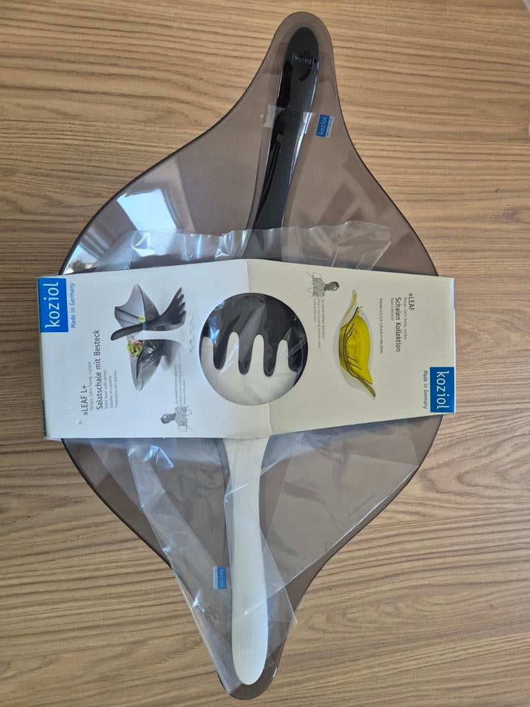 Saladeschaal met salade opschep lepels, Huis en Inrichting, Keuken | Servies, Ophalen, Overige materialen, Nieuw, Schaal of Schalen