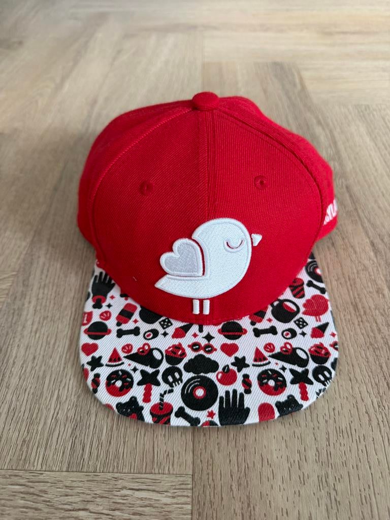 Mysteryland Pet - Rood met Wit Vogellogo, Kleding | Dames, Hoeden en Petten, Ophalen of Verzenden, Zo goed als nieuw, One size fits all