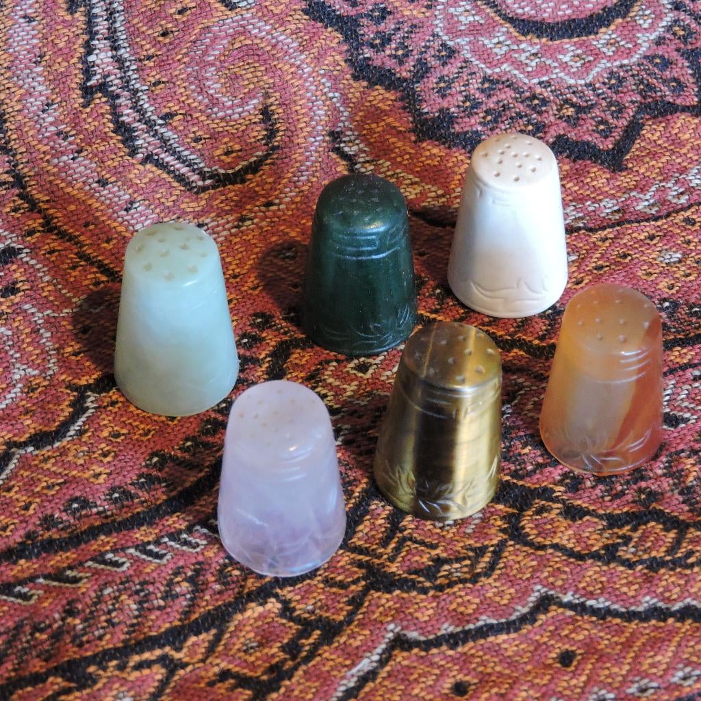 Vingerhoedjes half edelsteen tijgeroog rozenkwarts, Verzamelen, Vingerhoedjes, Ophalen of Verzenden, Zo goed als nieuw, Overige materialen