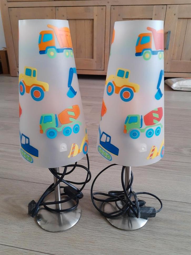 2x tafellamp/kinderlamp met bouwauto's erop, Huis en Inrichting, Lampen | Tafellampen, Gebruikt, Minder dan 50 cm, Kunststof, Ophalen of Verzenden