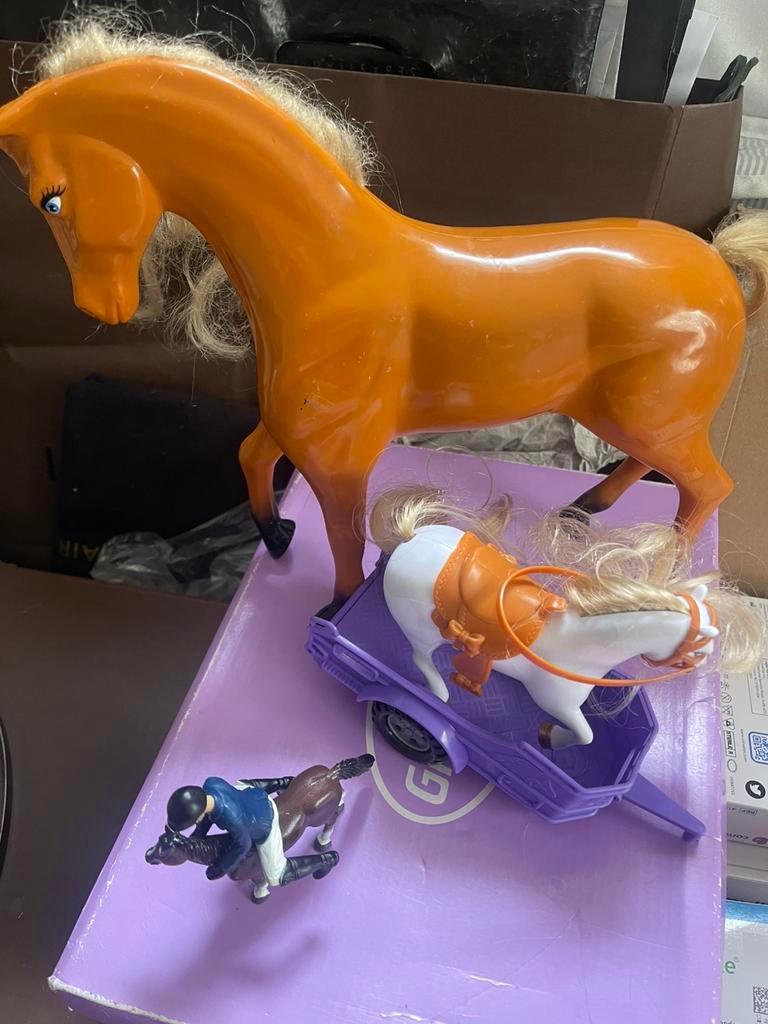 Drie paardjes een grote en een kleine van schleighen trailer, Ophalen of Verzenden, Jongen of Meisje