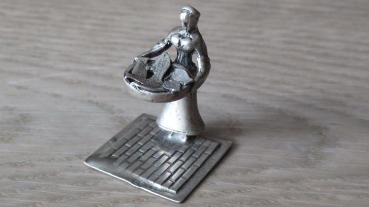 Zilveren miniatuur  visverkoper met schaal vis, Antiek en Kunst, Antiek | Goud en Zilver, Zilver, Ophalen of Verzenden
