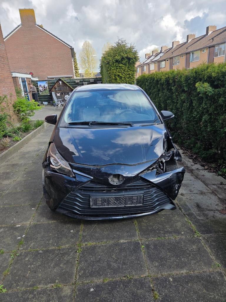 Toyota yaris, Auto diversen, Schadeauto's, Ophalen, Zwart, Benzine, Overige carrosserieën