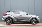 Toyota C-HR 2.0 Hybrid First Edition trekhaak (bj 2020), Auto's, Toyota, 12 maanden, Stof, 4 cilinders, Bedrijf