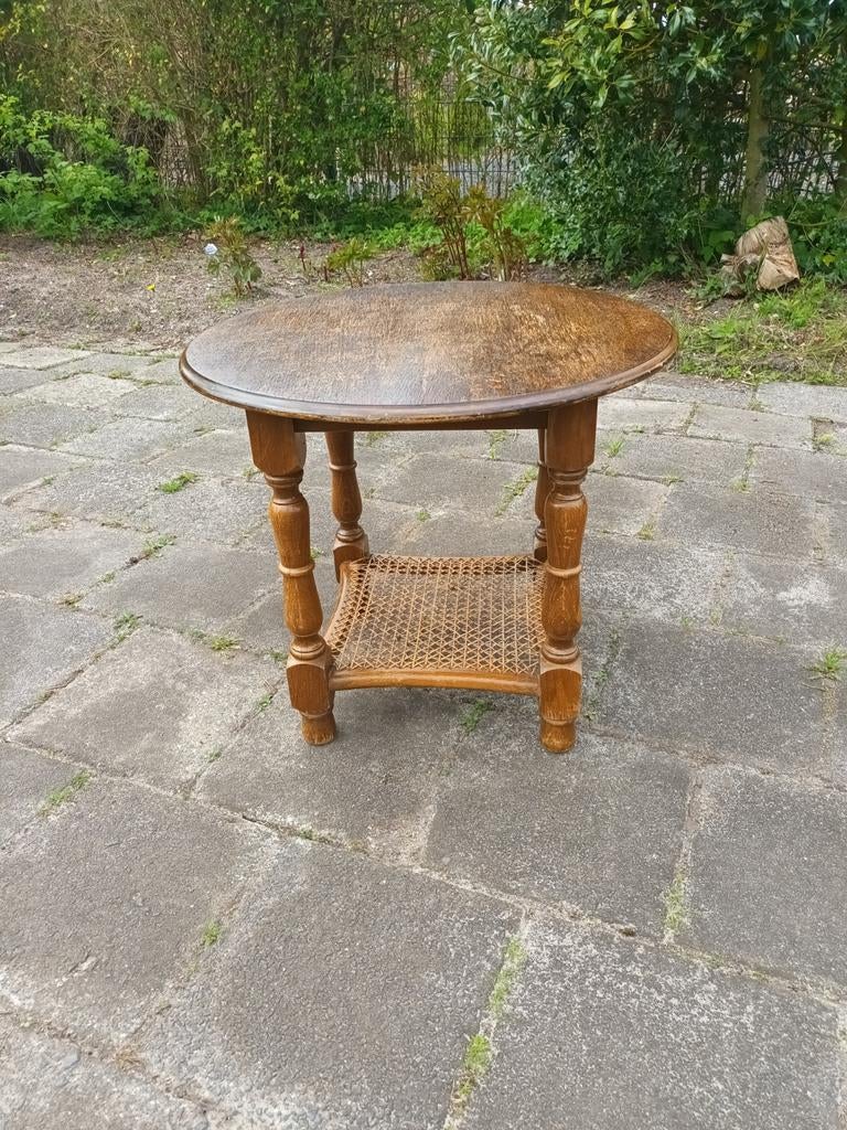 Antiek eiken rond bijzet tafeltje met webbing blad, Antiek en Kunst, Antiek | Meubels | Tafels, Ophalen