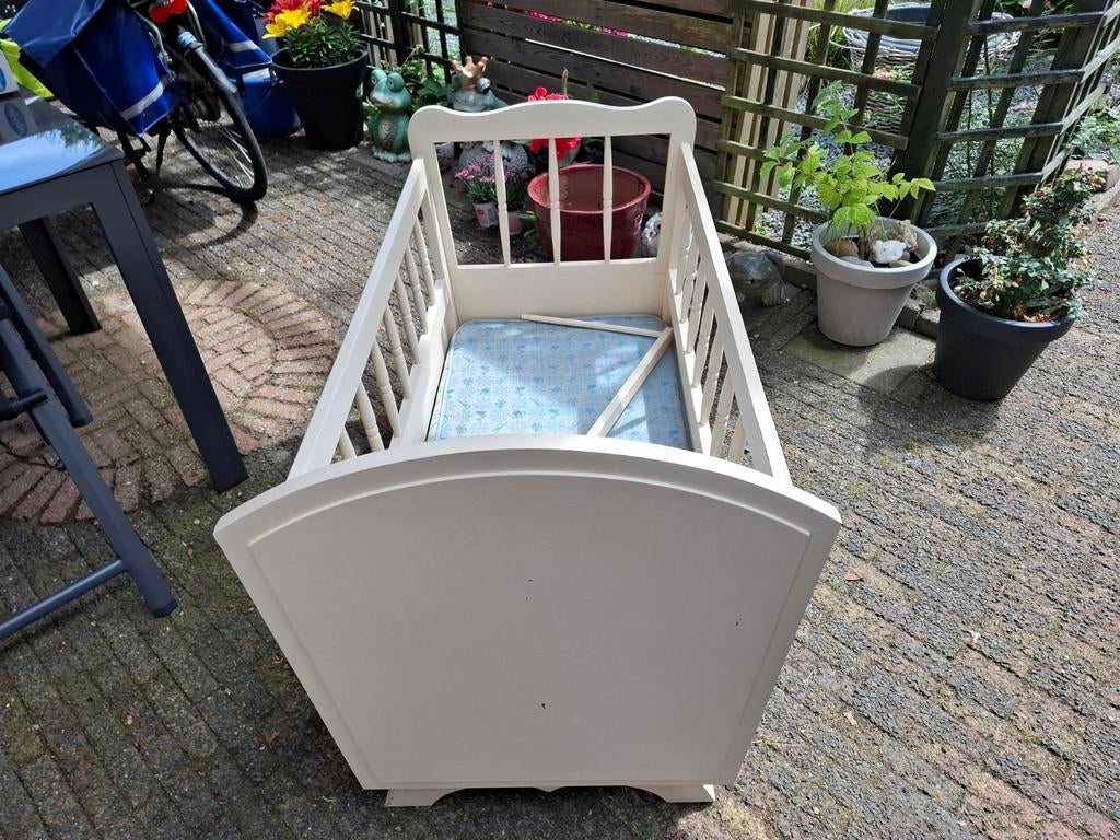 Mooi wit houten kinderbedje met matras, Kinderen en Baby's, Babywiegjes en Ledikanten, Gebruikt, Ledikant, Ophalen of Verzenden