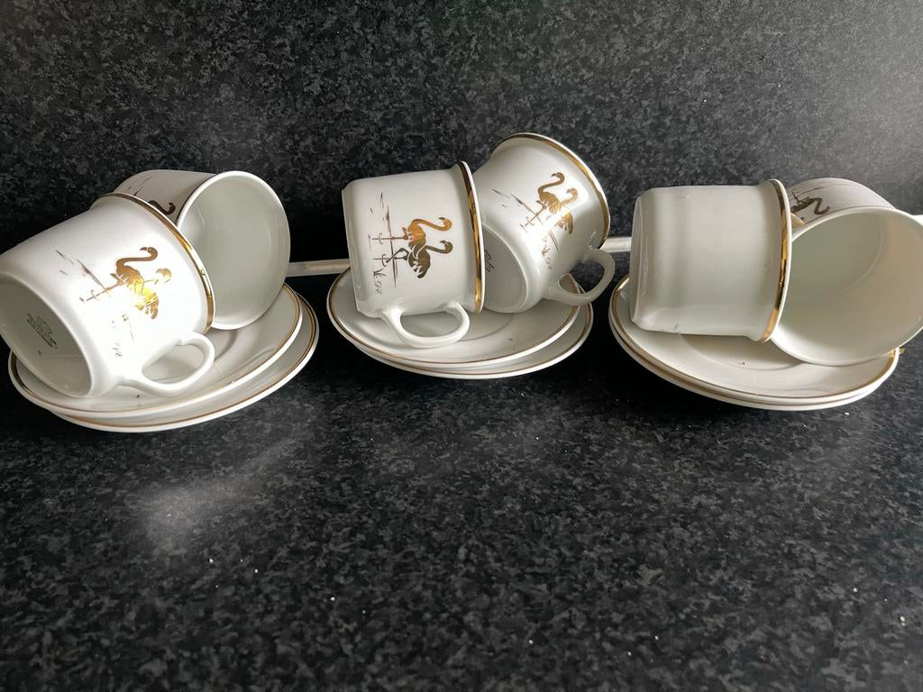 Kop en schotel set met flamingo's en goudrand, Antiek en Kunst, Antiek | Porselein, Ophalen of Verzenden