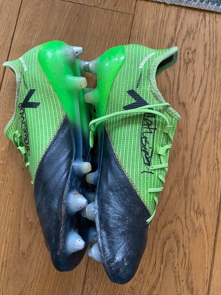 Adidas voetbalschoenen gesigneerd door Matusiwa, Verzamelen, Sportartikelen en Voetbal, Ophalen of Verzenden, Zo goed als nieuw
