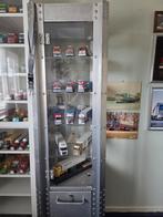 Vitrine kast, grijs metaal met glas.  Hoogte 180cm, Gebruikt, Minder dan 100 cm, 25 tot 50 cm, 50 tot 100 cm
