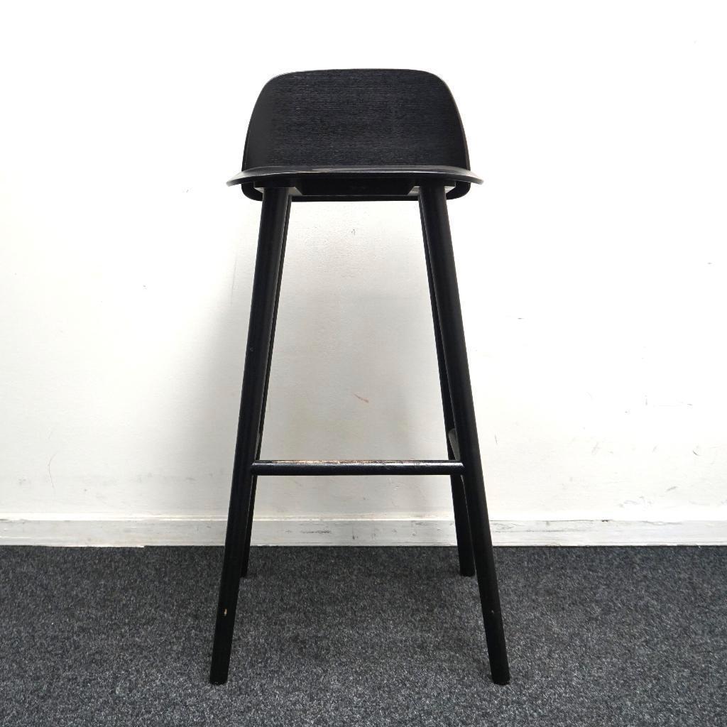Muuto Nerd Barkruk | Zwart | Hout | Zithoogte 75 cm | Kruk, Huis en Inrichting, Barkrukken, -, -, 60 tot 90 cm, Ophalen of Verzenden