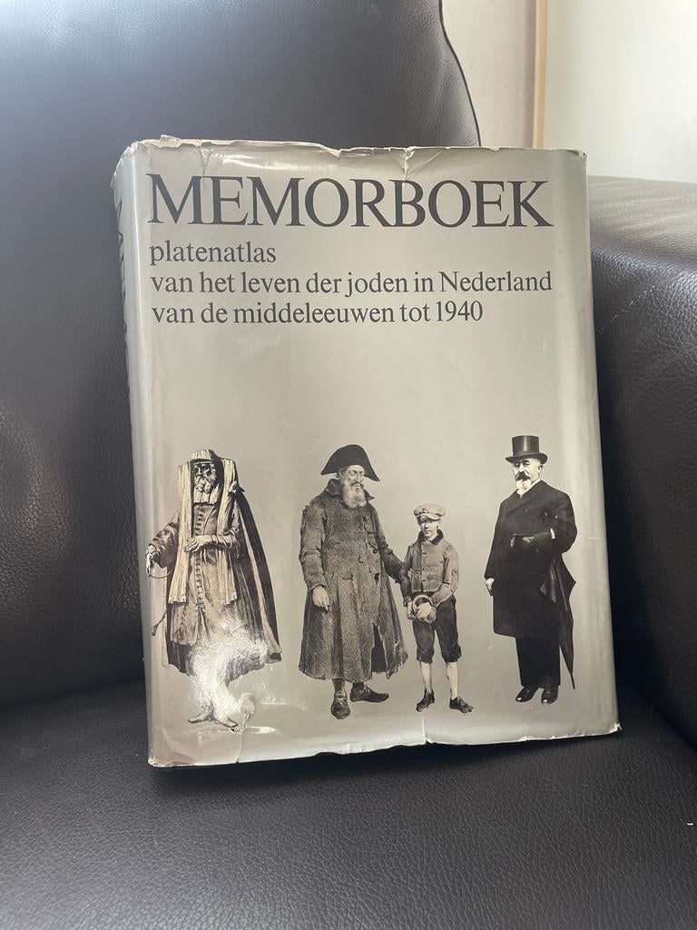 MEMORBOEK platenatlas leven joden Nederland, Ophalen of Verzenden, 20e eeuw of later, Gelezen