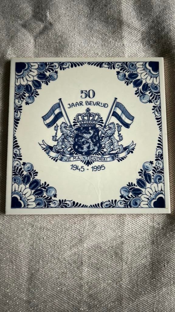Vintage tegeltje 50 jaar bevrijding, Antiek en Kunst, Antiek | Wandborden en Tegels, Ophalen of Verzenden