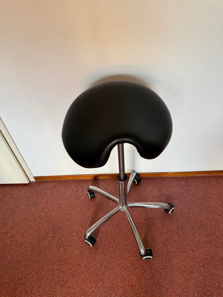 Zwarte ergonomische zadelkruk op wielen, Huis en Inrichting, Bureaustoelen, Ophalen, Zwart, Zo goed als nieuw, Bureaukruk