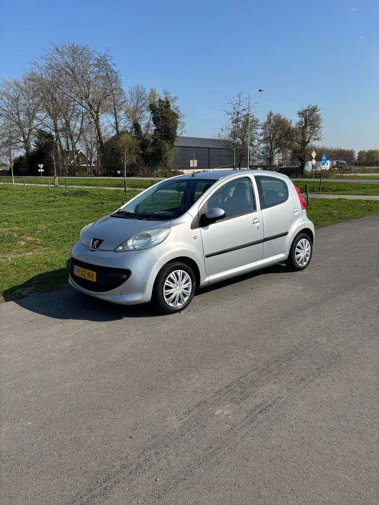 Peugeot 107 1.0 12V 5DR 2008 Grijs airco, Auto's, Voorwielaandrijving, Elektrische ramen, 4 stoelen, 68 pk
