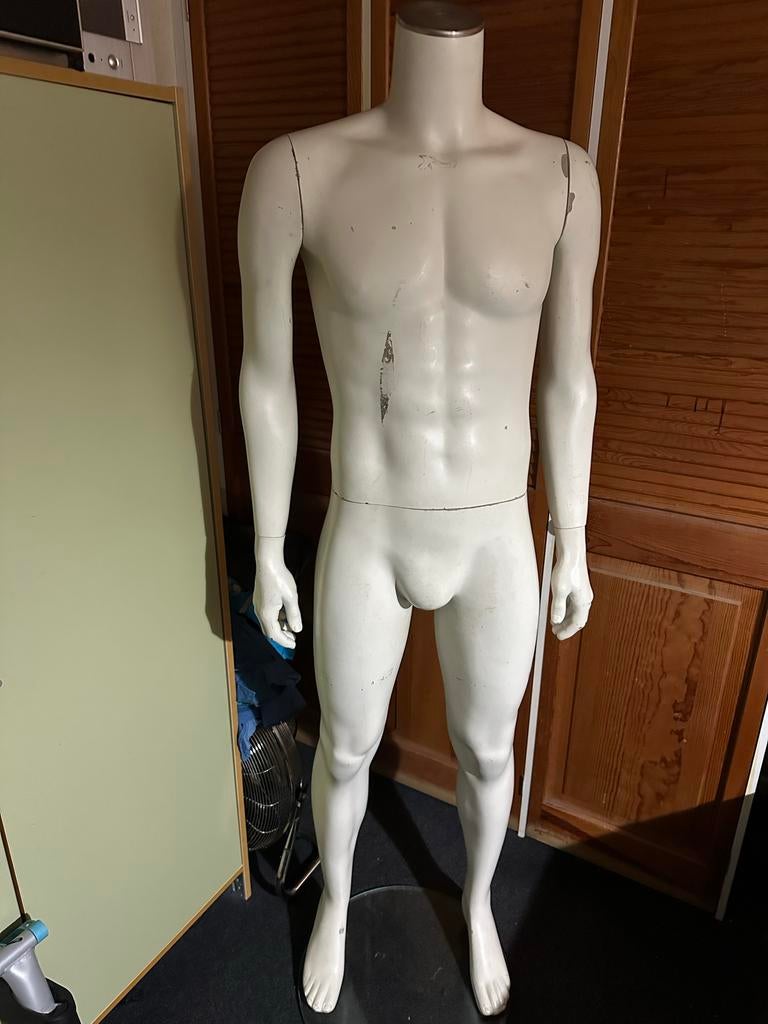 Witte etalagepop, Ophalen