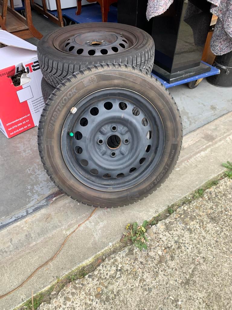 Winter- en zomerbanden set Aygo met wieldoppen, Auto-onderdelen, Banden en Velgen, Ophalen, 14 inch, Gebruikt, Banden en Velgen