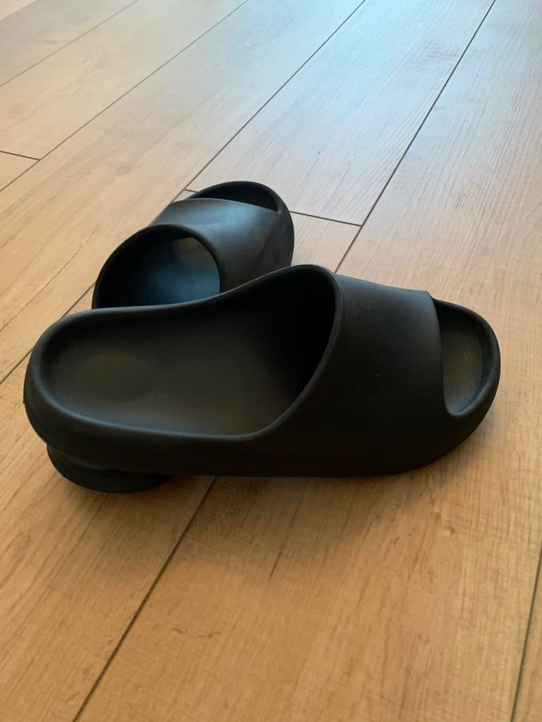 Yeezy X Adidas slippers zwart maat 43, Kleding | Heren, Schoenen, Ophalen of Verzenden, Zo goed als nieuw, Zwart