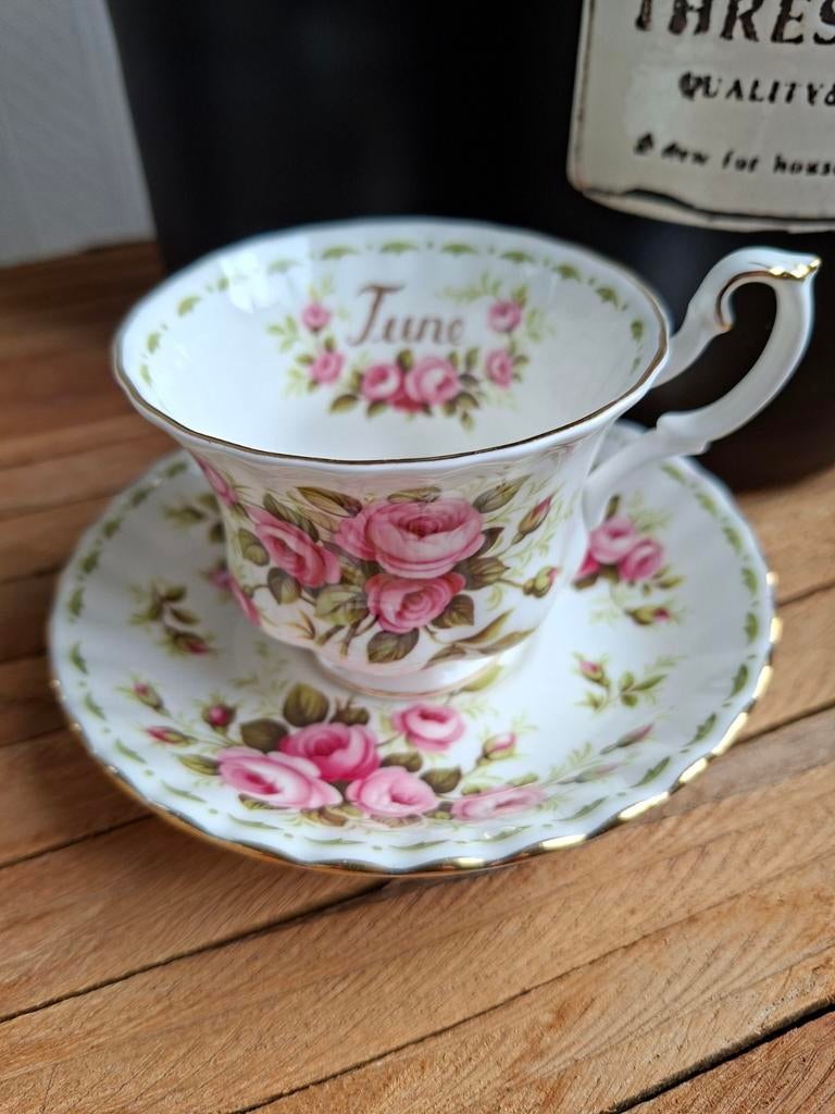 ROYAL ALBERT Porseleinen kop en schotel met rozen en 'June', Ophalen of Verzenden