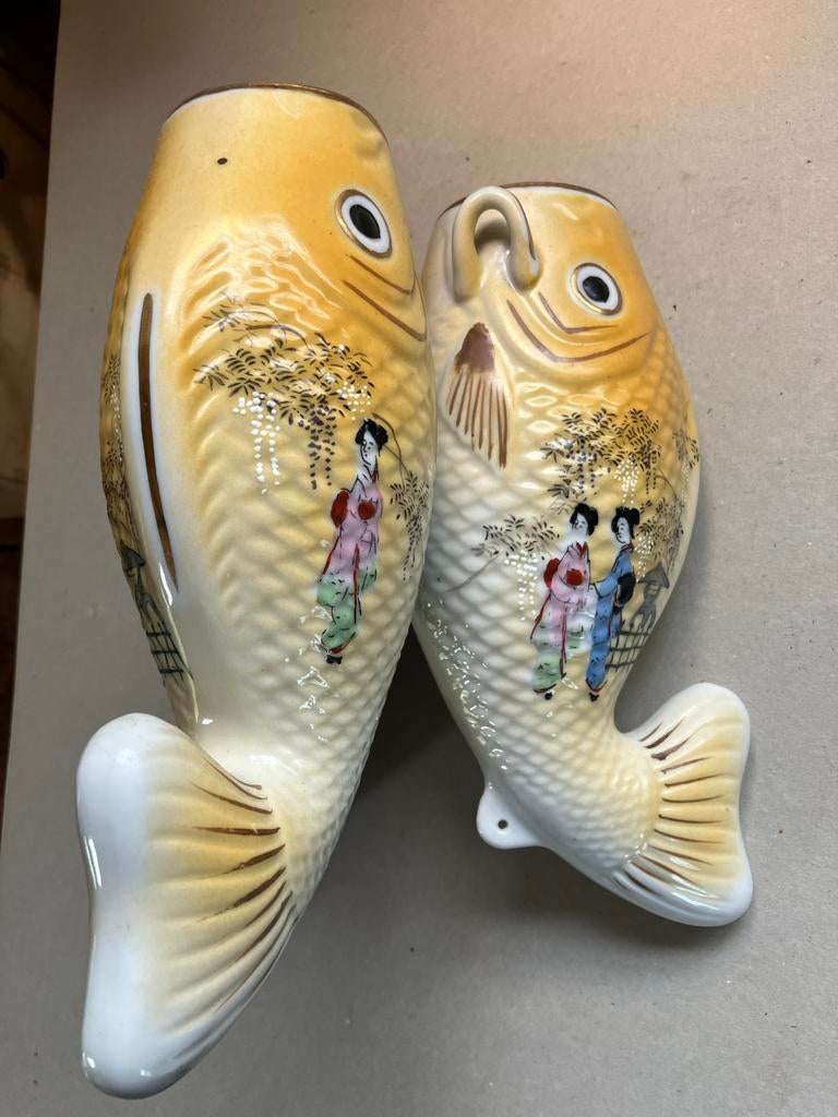 Twee vissen vazen met figuren, Antiek en Kunst, Antiek | Vazen, Ophalen of Verzenden