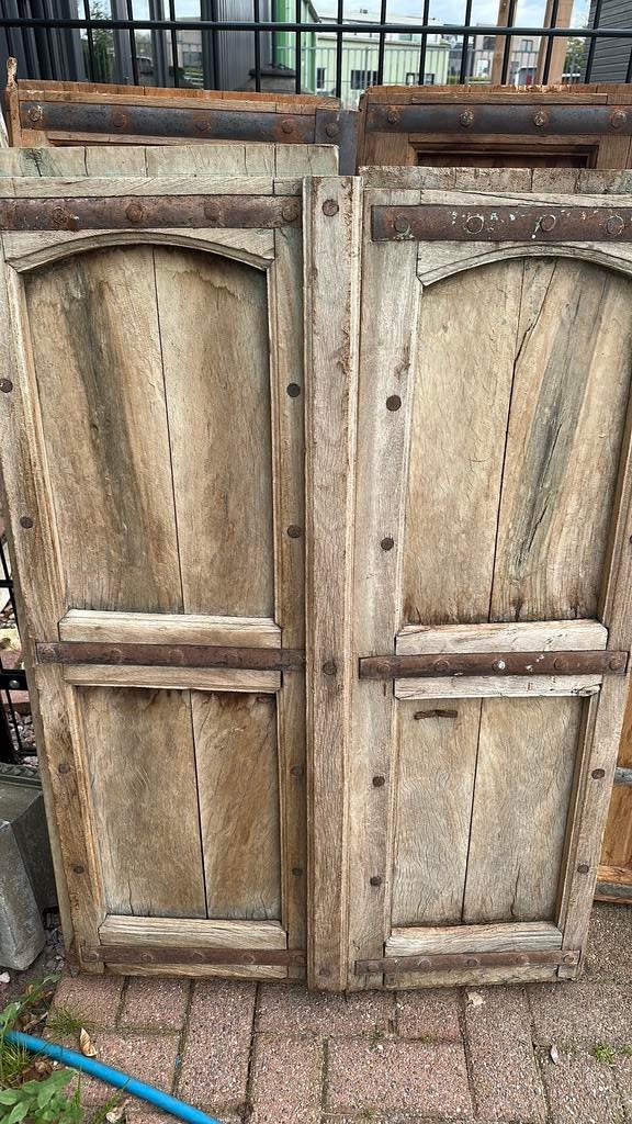 Oude luiken uit india, Ophalen