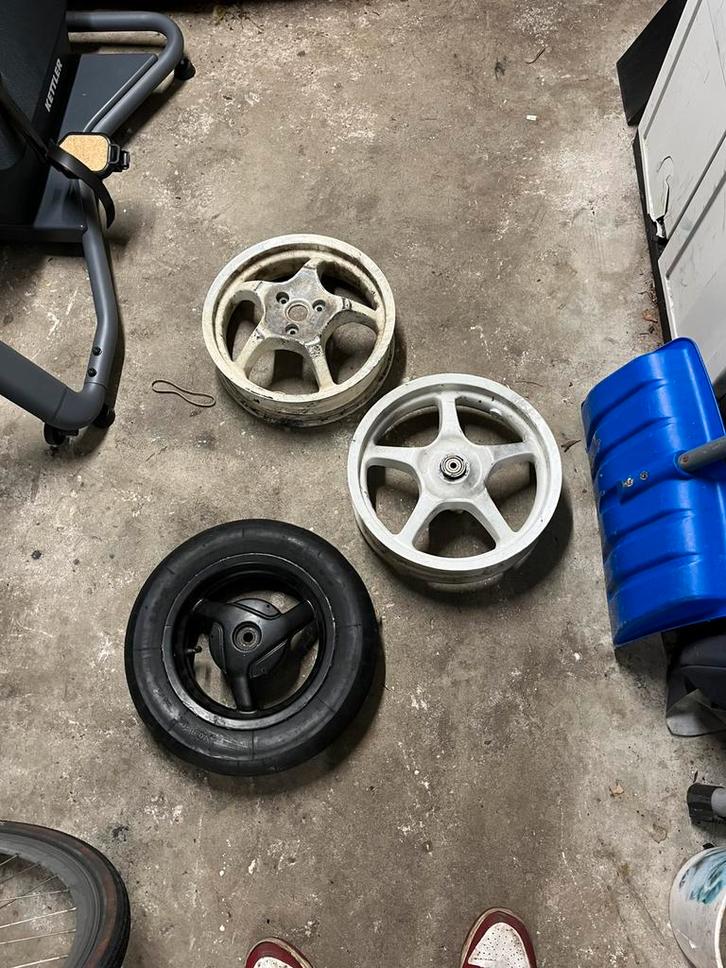 Aerox velgenset en sonic velg met slick 13 en 10 inch, Fietsen en Brommers, Brommers | Tuning en Styling, Zo goed als nieuw, Ophalen