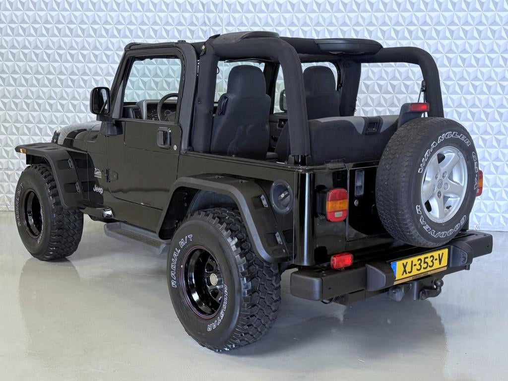 Jeep Wrangler 4.0i Softtop 4X4 Airco / 93.000km (2005), Auto's, Gebruikt, 1920 kg, Zwart, Metallic lak