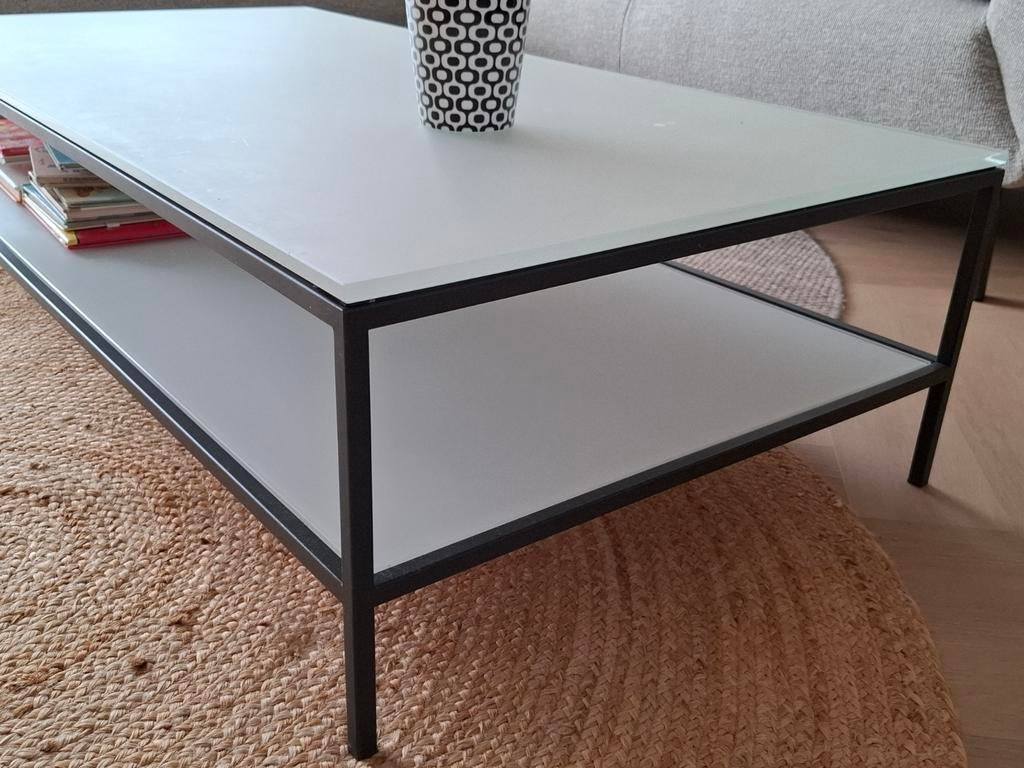 Strakke salontafel met gematteerd glas en stalen frame, Ophalen, Modern, Strak, Zo goed als nieuw, Glas