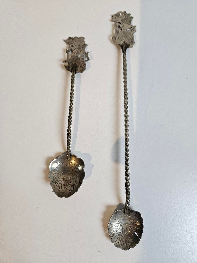 Twee zilveren lepels met gedraaide steel en figuur, Ophalen of Verzenden