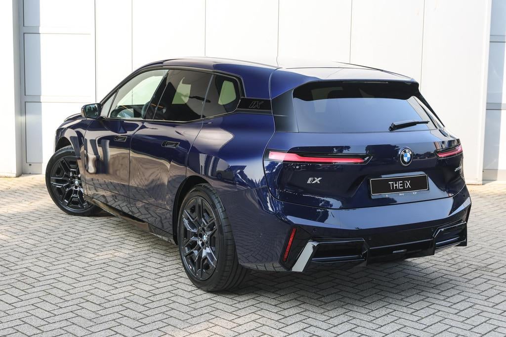 BMW iX xDrive60 M Sport / Panoramadak / Trekhaak / Stoelvent, Auto's, BMW, Automaat, Huisgarantie, Met garantie (alle), Blauw