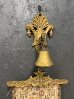 Antieke bronzen deurbel met sierlijke wandhouder, Ophalen of Verzenden, Brons
