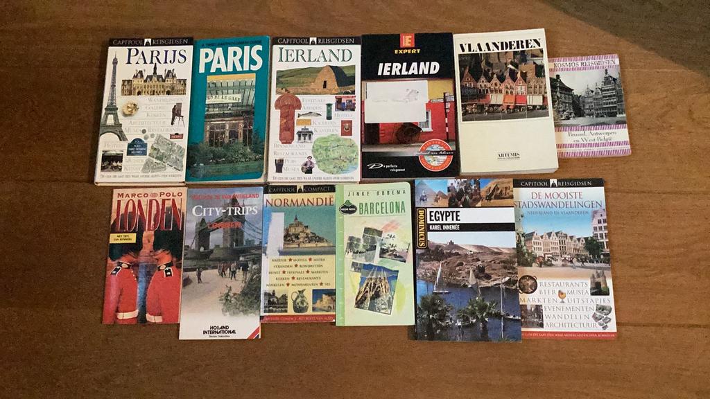 12 oude reisgidsen o.a. Capitool. Parijs, Ierland, Barcelona, Gelezen, Capitool, Europa, Ophalen of Verzenden