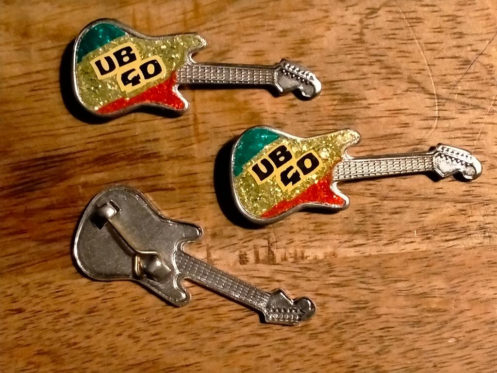 UB40 UB 40 pop muziek vintage gitaar speldjes speld badge, Verzamelen, Ophalen of Verzenden, Gebruikt, Overige typen