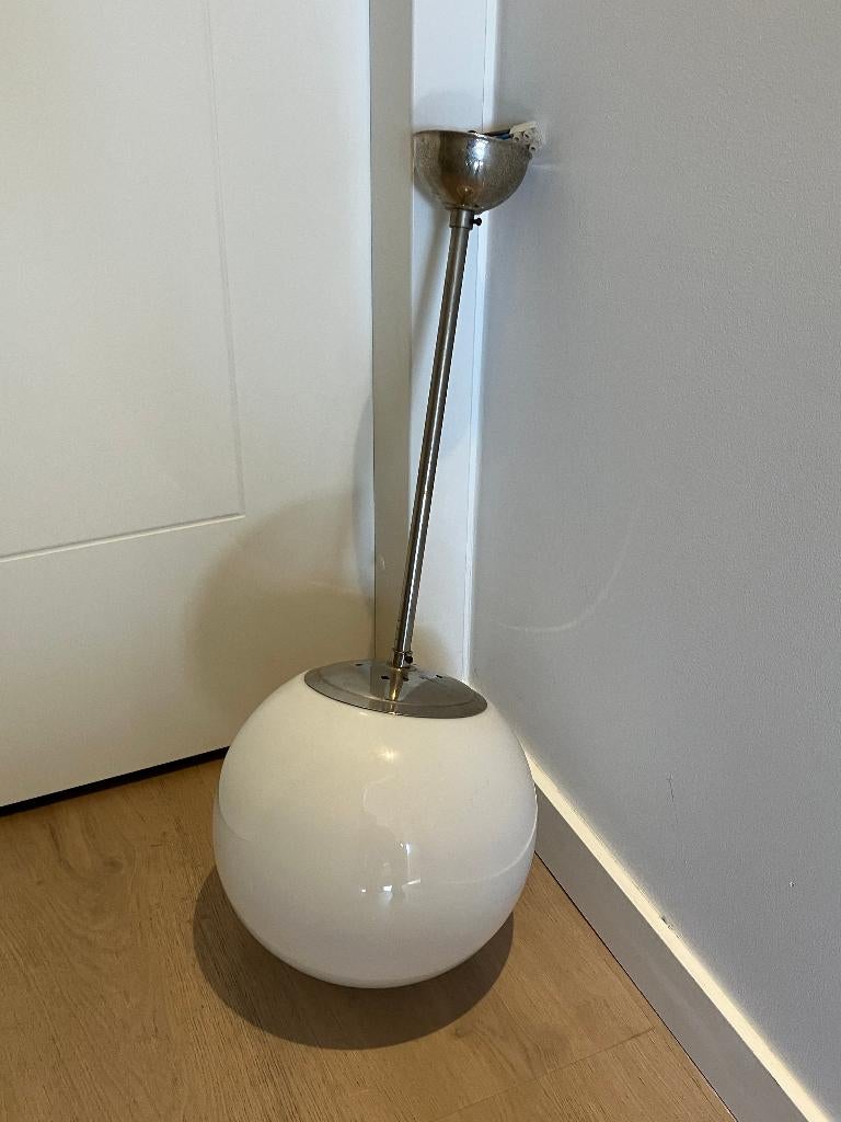 Antieke hanglamp met melkglazen bol.., Ophalen