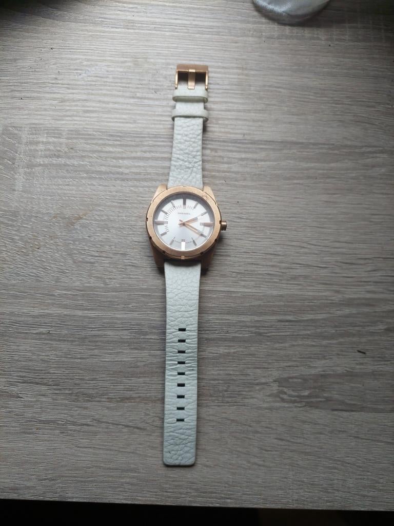 Stijlvol Diesel horloge met witte leren band, Overige merken, Overige materialen, Polshorloge, Ophalen of Verzenden