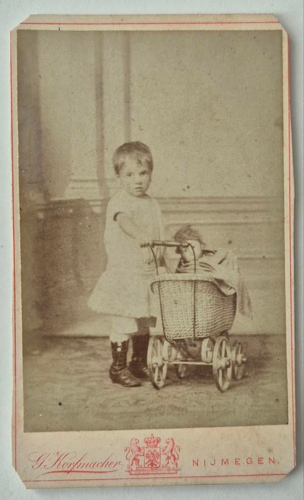 007 cdv peuter met kinderwagen Nijmegen fotograaf Korfmacher, Ophalen of Verzenden, Voor 1940, Gebruikt